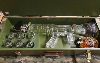 Wodka und Zubehör in Munitionskiste  